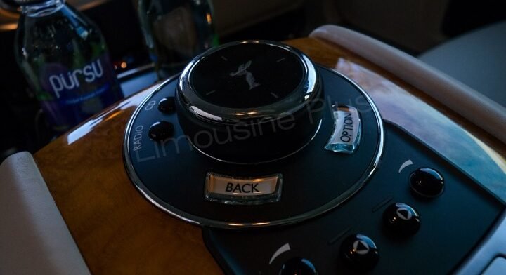 Lüks Havaalanı Karşılamaları: Seyahatinize Ayrıcalıklı Bir Başlangıç 1 Luxury Rolls-Royce Ghost Interior Console