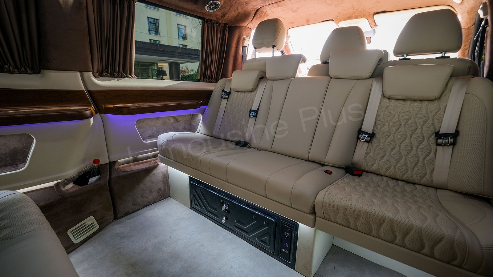 İstanbul'un Büyüleyici Semalarında Muhteşem Bir Limuzin Turu 1 VIP Minibus Rental