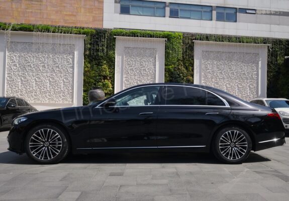 Mercedes S-Class Sedan Side View - Luxury Transfer Istanbul